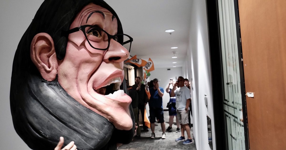 Action surprise au bureau de Sonia LeBel à Montréal - Photo : Dominic Morissette