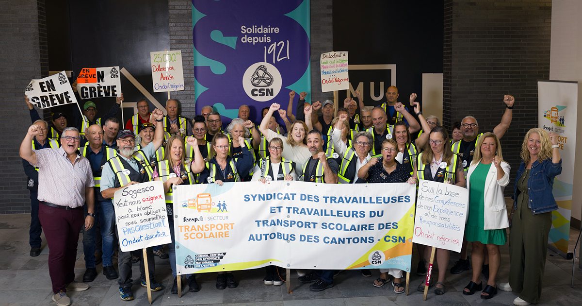 Les membres du Syndicat des travailleuses et travailleurs du transport scolaire des Autobus des Cantons–CSN étaient présents ce matin à la conférence de presse. - Photo : Christian Brault