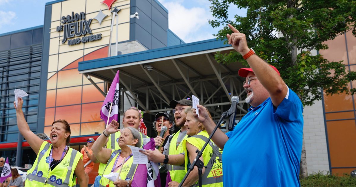 Manifestation à Trois-Rivières pour souligner les deux mois de grève dans les casinos.